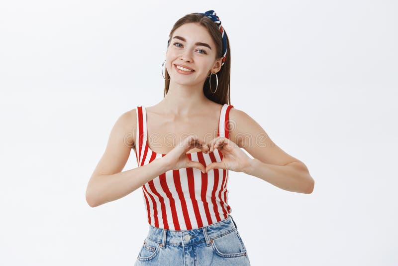 влюбленность милочки вы Портрет очаровательной заботя женщины в pinup striped верхняя часть и держатель опрокидывая голову нежно стоковое изображение влюбленность милочки вы Портрет очаровательной заботя женщины в pinup striped верхняя часть и держатель опрокидывая голову нежно стоковое изображение