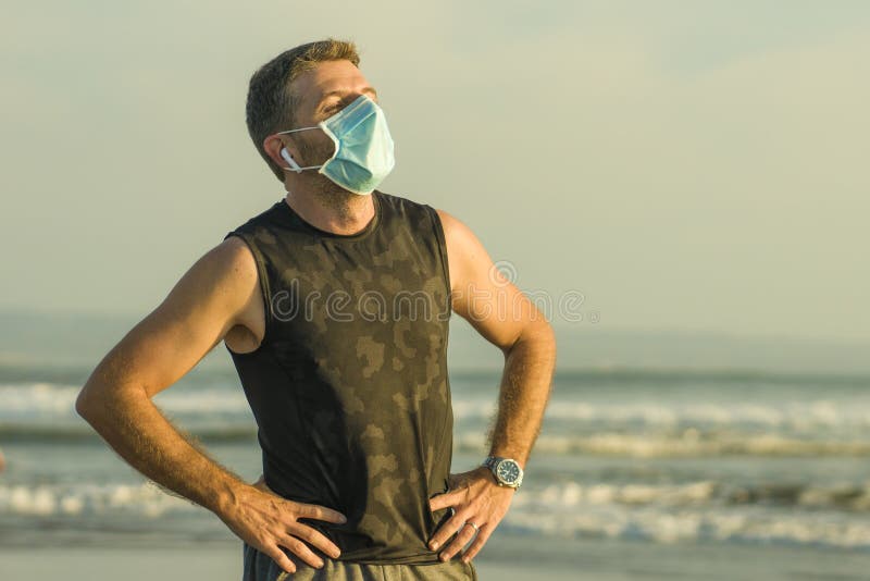 Вместить тренировки нового нормального пляжа бегать молодая и привлекательный мужчина в лицевого лоскута гермошлема дыхание устал стоковые фотографии rf