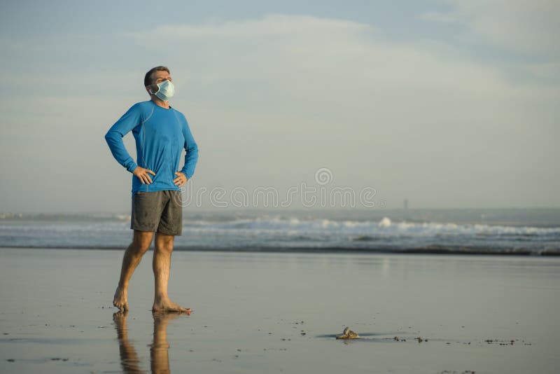 Вместить тренировки нового нормального пляжа бегать молодая и привлекательный мужчина в лицевого лоскута гермошлема дыхание устал стоковые фотографии rf