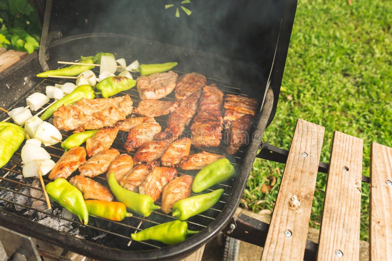 Внешний гриль стейка партии bbq в выходные воскресенья стоковое фото rf Внешний гриль стейка партии bbq в выходные воскресенья стоковое фото rf