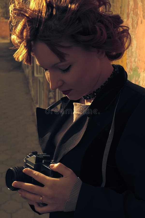 Внешний портрет образа жизни падения довольно молодой женщины redhead в городе в выравниваться подсвеченный с камерой стоковые изображения rf Внешний портрет образа жизни падения довольно молодой женщины redhead в городе в выравниваться подсвеченный с камерой стоковые изображения rf