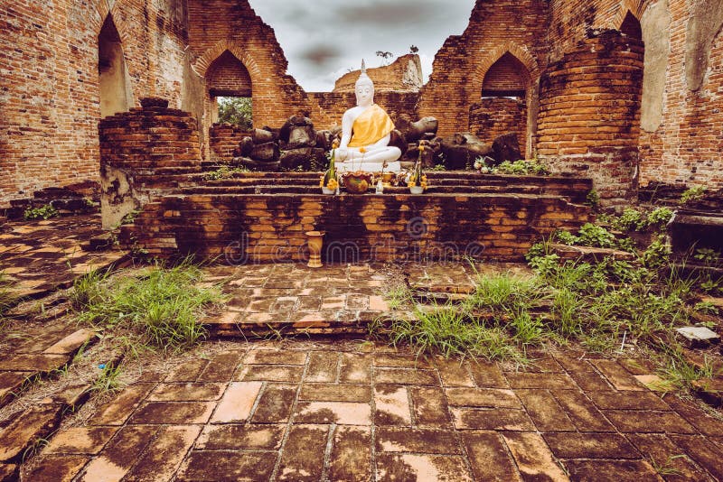Внешняя белая статуя Будды в старой церков с wa красного кирпича