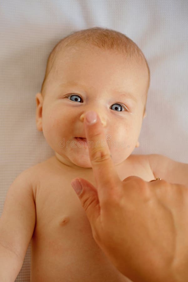 внимательность младенца newborn Счастливое newborn наслаждается удовольствием связи Сообщение с матерью для счастливого младенца стоковое фото внимательность младенца newborn Счастливое newborn наслаждается удовольствием связи Сообщение с матерью для счастливого младенца стоковое фото