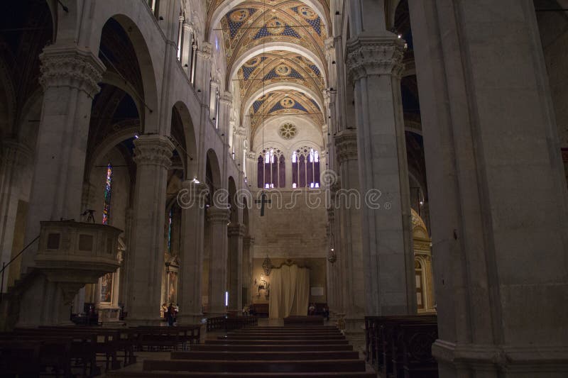 Внутренний взгляд собора Лукки Cattedrale di Сан Martino Тоскана Италия стоковое изображение Внутренний взгляд собора Лукки Cattedrale di Сан Martino Тоскана Италия стоковое изображение