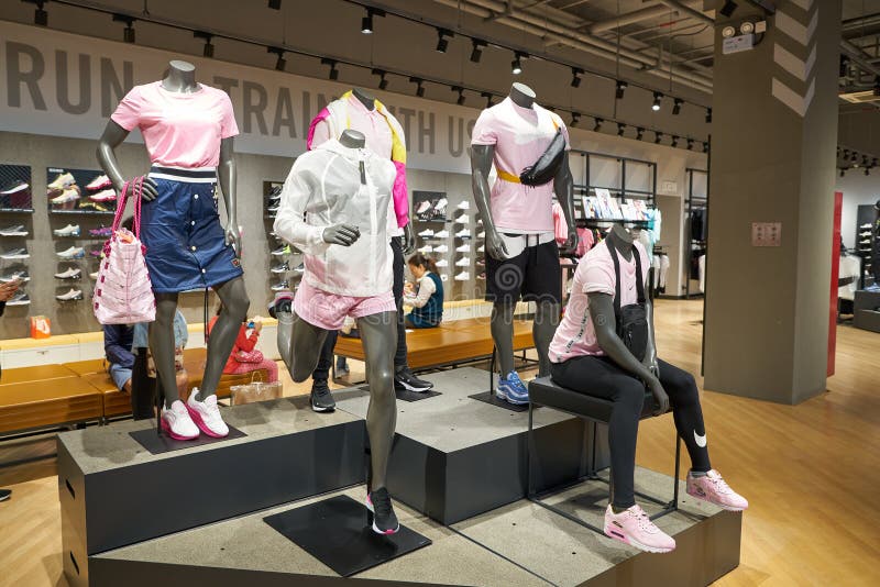 внутренний снимок магазина nike на возвышенностях в шенчжэне стоковое фото