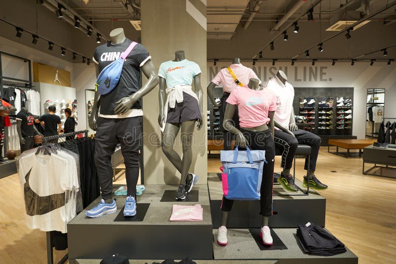 внутренний снимок магазина nike на возвышенностях в шенчжэне стоковое изображение