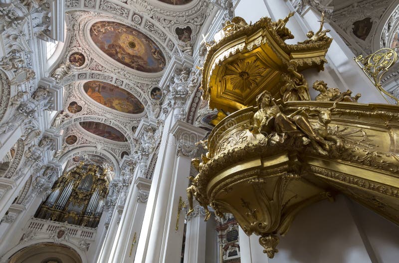 Внутренняя съемка St Stephan& x27; собор s включая орган Самый большой орган собора внутри стоковое фото