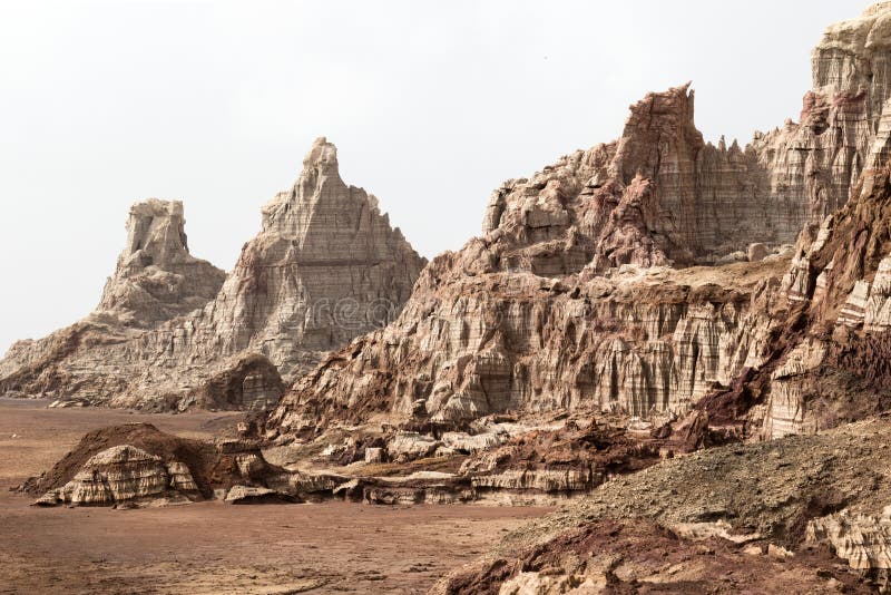 Внутри кратера взрыва вулкана Dallol, депрессия Danakil, Эфиопия стоковое фото rf Внутри кратера взрыва вулкана Dallol, депрессия Danakil, Эфиопия стоковое фото rf