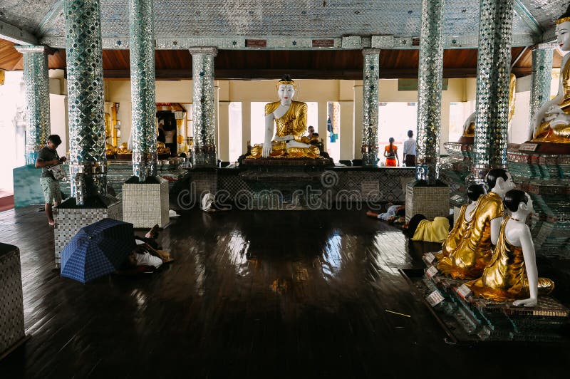 Внутри малого виска на пагоде Shwedagon стоковое фото rf Внутри малого виска на пагоде Shwedagon стоковое фото rf
