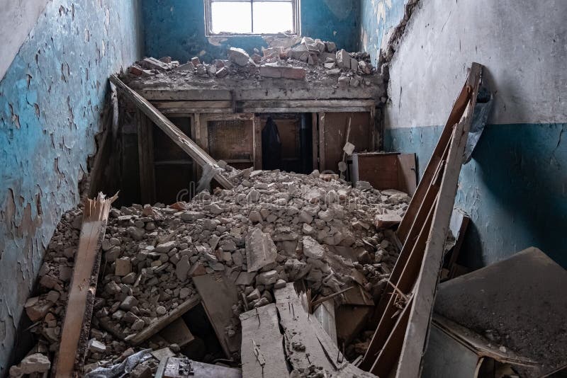 Внутри пустого разрушенного здания, обрушенных стен и крыши стоковые фото Внутри пустого разрушенного здания, обрушенных стен и крыши стоковые фото