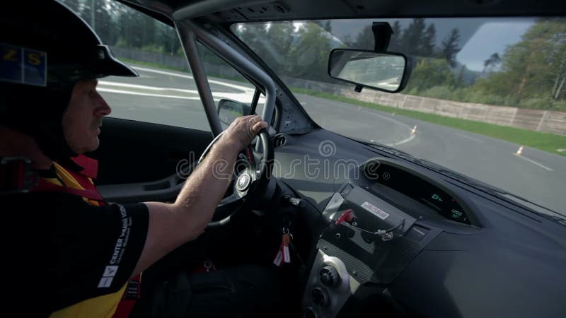 Водитель вождения автомобиля спорт через имитацию весьма условий дороги