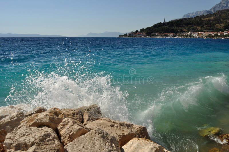 Волны на пляже в Podgora, Хорватии стоковая фотография rf Волны на пляже в Podgora, Хорватии стоковая фотография rf