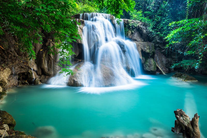 Водопад Huay Mae Kamin в провинции Kanchanaburi, Таиланде стоковая фотография rf Водопад Huay Mae Kamin в провинции Kanchanaburi, Таиланде стоковая фотография rf