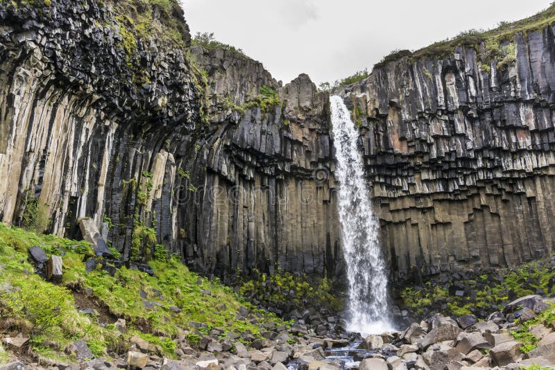 Водопад Svartifoss с столбцами базальта skaftafell национального парка Исландии стоковое фото Водопад Svartifoss с столбцами базальта skaftafell национального парка Исландии стоковое фото