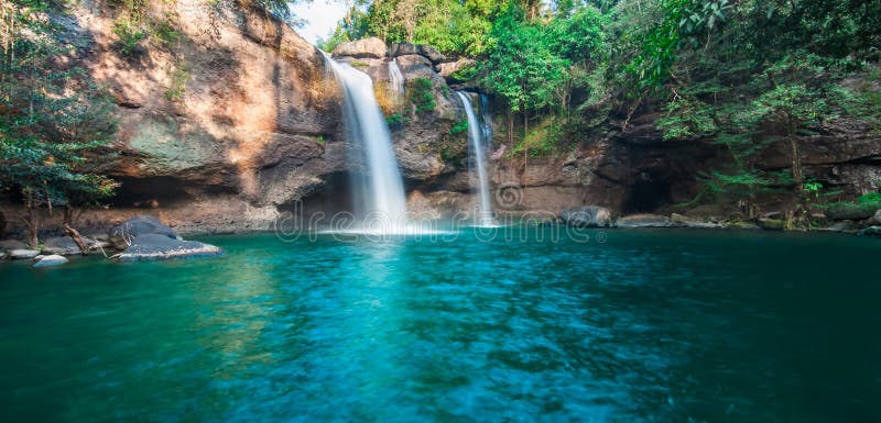 Водопад thad Haew Su с тоннелем на национальном парке Khao Yai стоковое фото rf Водопад thad Haew Su с тоннелем на национальном парке Khao Yai стоковое фото rf