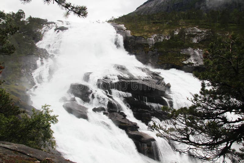 Водопад в долине Husedalen в национальном парке Hardangervidda, Норвегии стоковая фотография rf Водопад в долине Husedalen в национальном парке Hardangervidda, Норвегии стоковая фотография rf