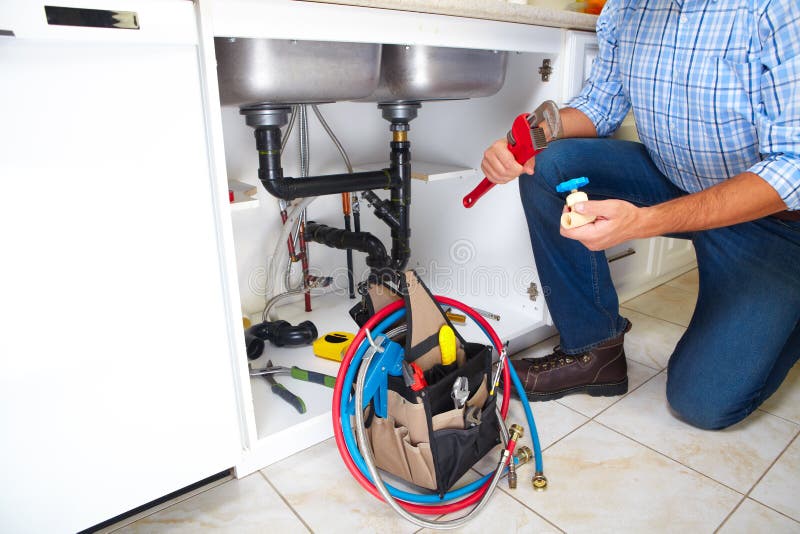 Водопроводчик на кухне стоковое изображение. изображение насчитывающей ...
