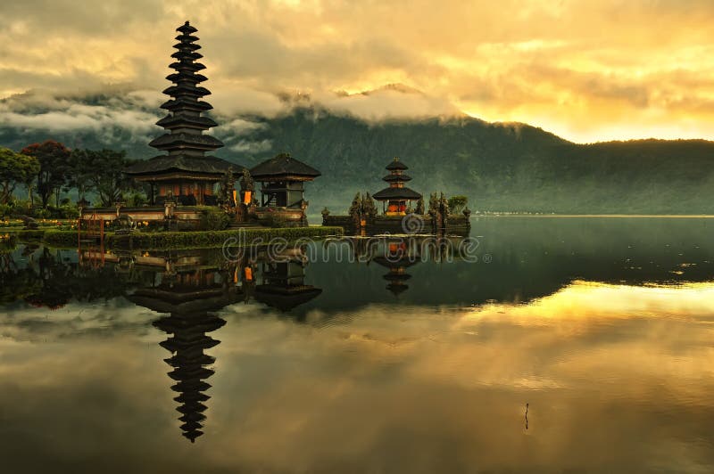 вода ulun виска pura danu bali bratan стоковая фотография rf вода ulun виска pura danu bali bratan стоковая фотография rf
