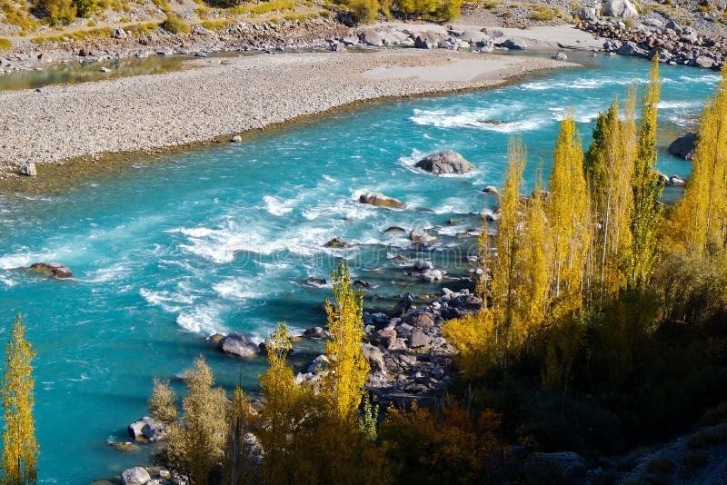 Вода бирюзы пропуская вдоль реки Gilgit в Gupis стоковое фото rf Вода бирюзы пропуская вдоль реки Gilgit в Gupis стоковое фото rf