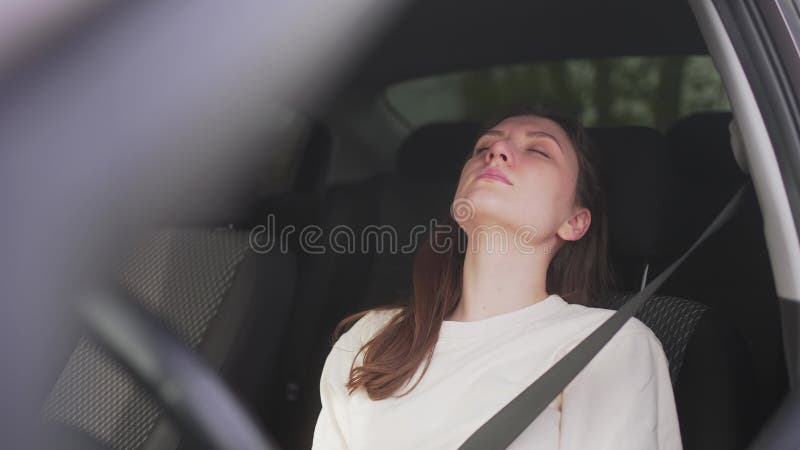 водитель-женщина устала и спит за реле машин. транспорт для личного использования. отдых на дороге 4k 10 бит