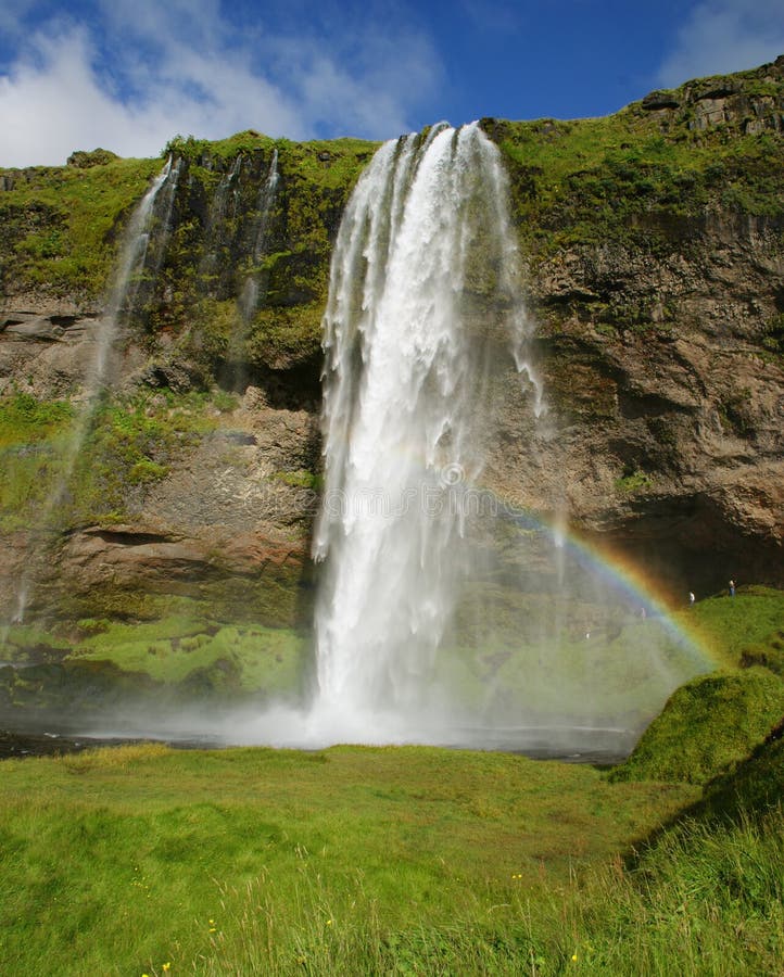 Водопад Seljalandsfoss в реке Seljalands 60 метров каскад 197 ft, рядом с маршрутом 1 в южной Исландии Оно стоковая фотография rf Водопад Seljalandsfoss в реке Seljalands 60 метров каскад 197 ft, рядом с маршрутом 1 в южной Исландии Оно стоковая фотография rf