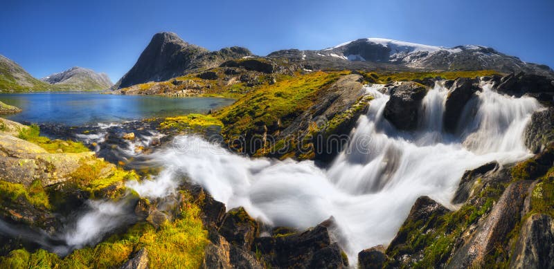 Водопад на юге Норвегии около Geiranger на солнечный день, Romsdal стоковая фотография rf Водопад на юге Норвегии около Geiranger на солнечный день, Romsdal стоковая фотография rf