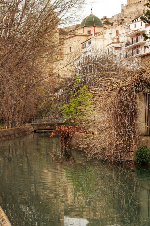 Водяной канал в Alcala del Jucar стоковое изображение Водяной канал в Alcala del Jucar стоковое изображение