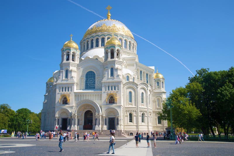 Военноморской собор крупного плана St Nicholas солнечного дня в июле Kronshtadt стоковые фото Военноморской собор крупного плана St Nicholas солнечного дня в июле Kronshtadt стоковые фото