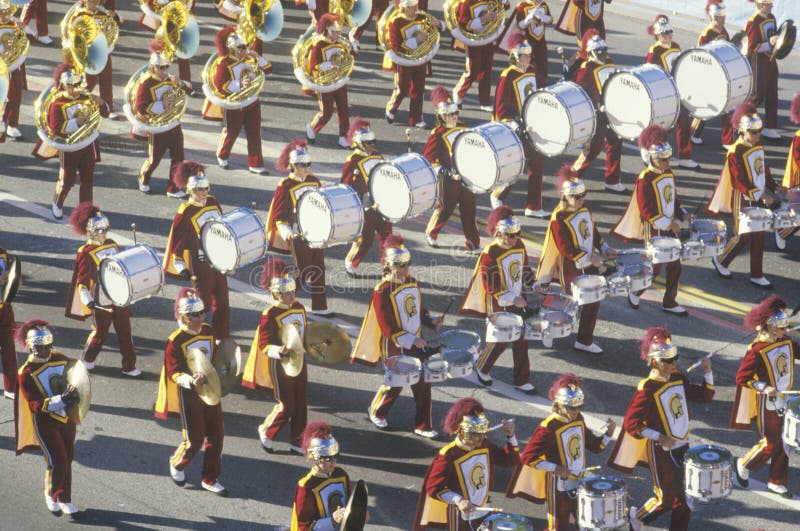 Военный оркестр в параде Rose Bowl, Пасадина USC, Калифорния