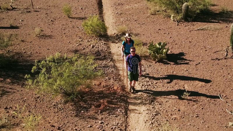 Воздушная съемка Hikers пустыни на изрезанном следе