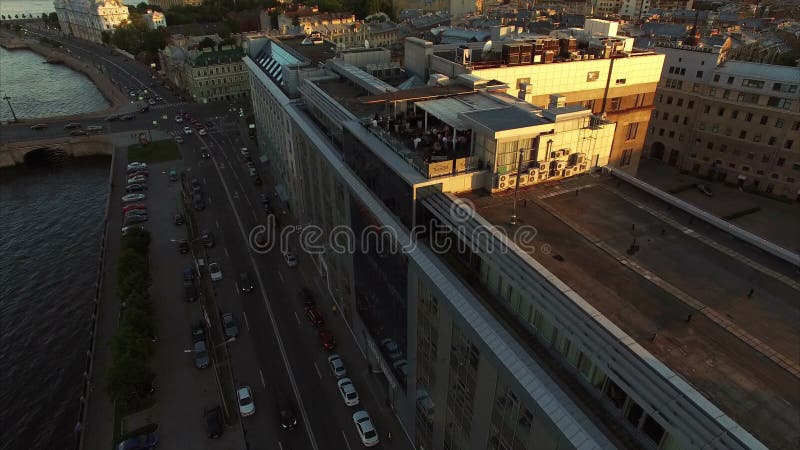 Воздушная съемка современного здания с террасой на крыше