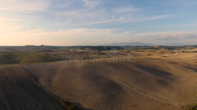 Воздушная съемка, шикарный ландшафт холмов Тосканы с светом захода солнца, эстакадой Тосканы