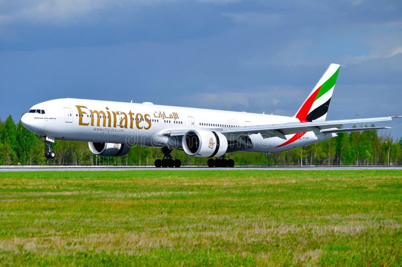 Воздушное судно Боинга 777 авиакомпании эмиратов приземляется в международный аэропорт Pulkovo в Санкт-Петербурге, России стоковые фотографии rf Воздушное судно Боинга 777 авиакомпании эмиратов приземляется в международный аэропорт Pulkovo в Санкт-Петербурге, России стоковые фотографии rf