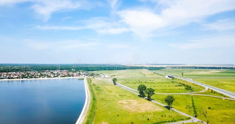 Воздушный взгляд трутня городка малой страны с озером на голубом небе стоковая фотография