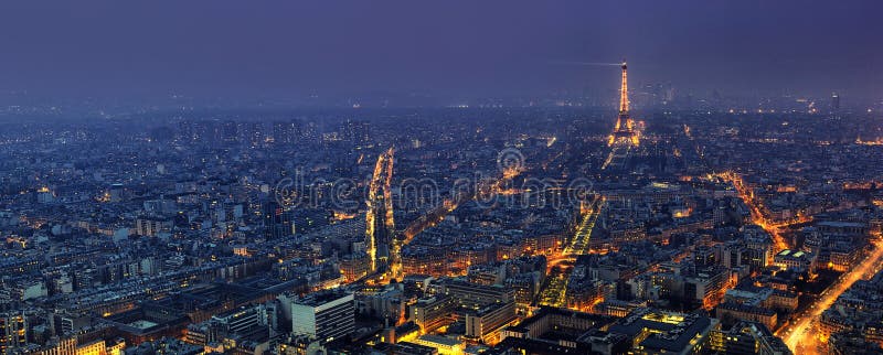 Воздушный панорамный взгляд Парижа на ноче от путешествия Montparnasse стоковые изображения Воздушный панорамный взгляд Парижа на ноче от путешествия Montparnasse стоковые изображения