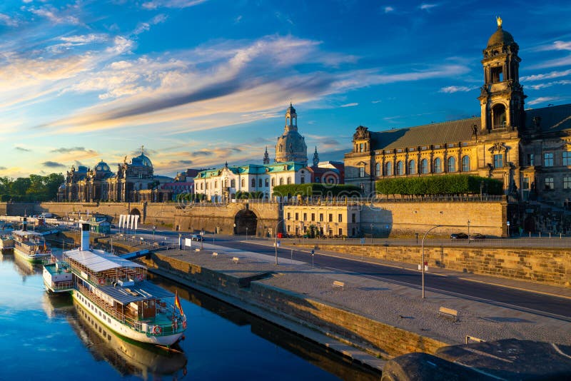 возвышенный вид на архитектуру старого города с эльбийской рекой в паршивой саксонии стоковые фото