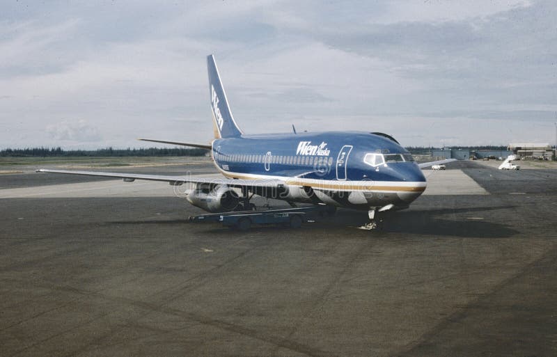 Воздух Аляска Боинг B-737 Wien на Фэрбенксе после полета от Анкоридж в 1982 стоковое фото rf Воздух Аляска Боинг B-737 Wien на Фэрбенксе после полета от Анкоридж в 1982 стоковое фото rf