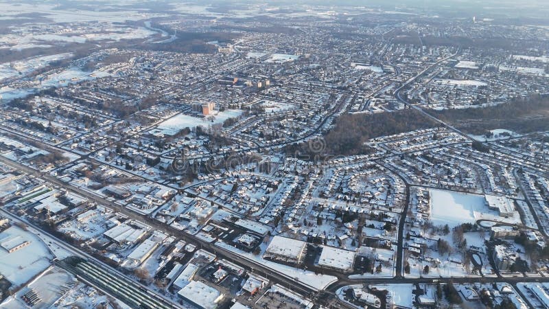 Воздушная сцена над заснеженными зданиями и автомобилями на улицах канадского Ватерлоо Онтарио сток-видео