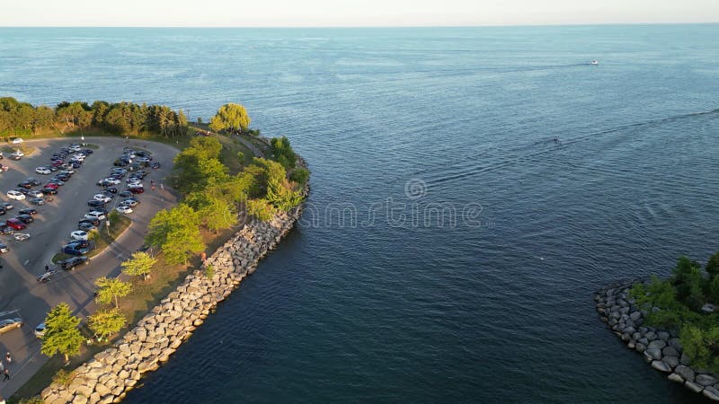 воздушная сцена над машинами и деревьями у моря с лодками в солнечный день в канаде сток-видео