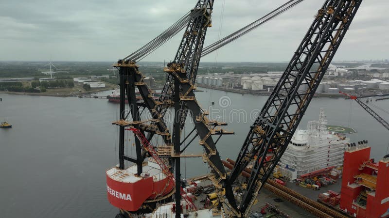Воздушная сцена полупрозрачного кранового судна, оснащенного двумя вращающимися кранами с облачным небом видеоматериал