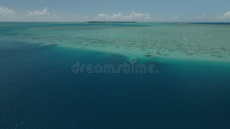 воздушная сцена тихой блестящей морской воды с голубым небом на горизонте акции видеоматериалы