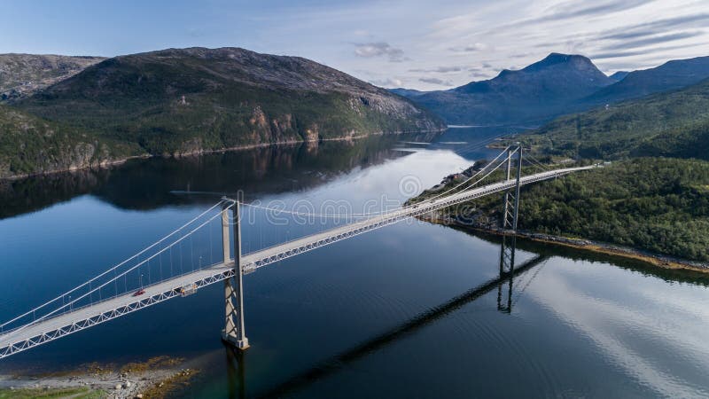 Воздушная съемка моста Rombaksbrua над заливом Straumen Ofotfjord стоковое изображение rf