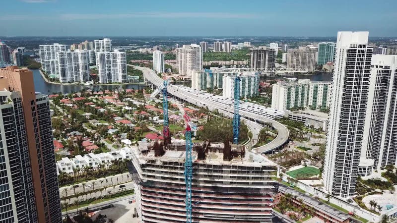 Воздушное изображение зданий highrise, финансовые корпорации, residental дома на океане подпирает солнечный пляж островов видеоматериал