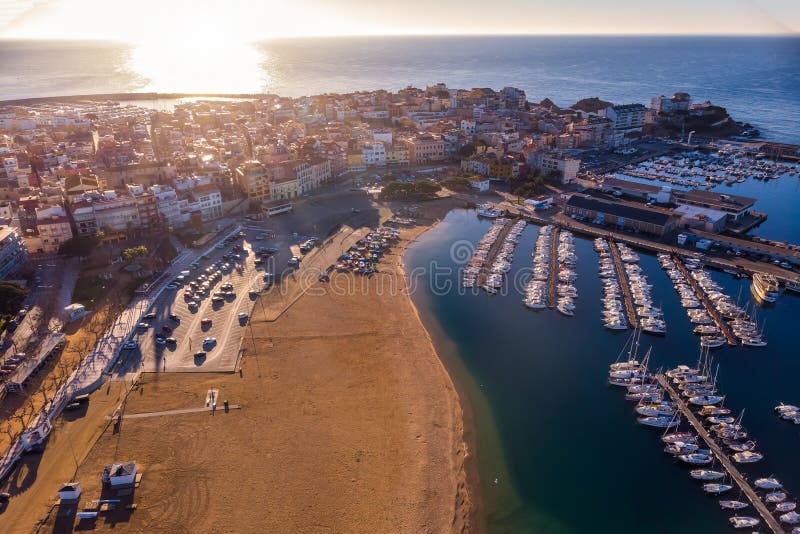 Воздушное изображение ландшафта в Косте Brava, городке Palamos гавани стоковое изображение