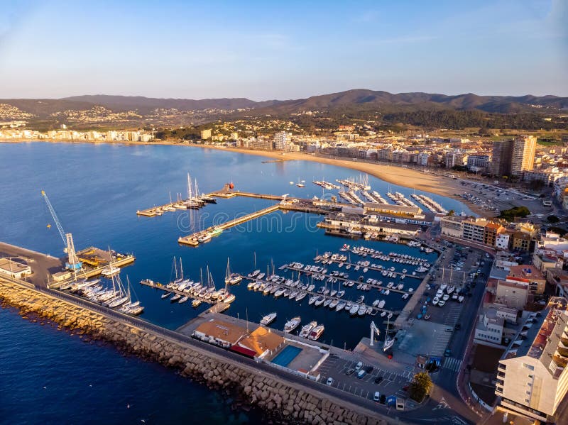 Воздушное изображение ландшафта в Косте Brava, городке Palamos гавани стоковое фото rf