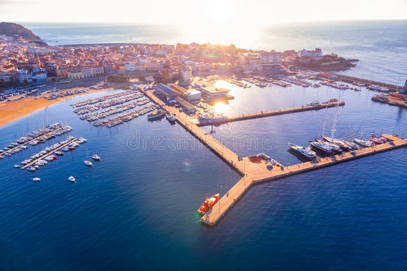 Воздушное изображение ландшафта в Косте Brava, городке Palamos гавани стоковые изображения rf