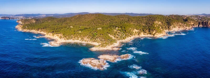 Воздушное изображение ландшафта в Косте Brava прибрежном около городка Palamos стоковая фотография