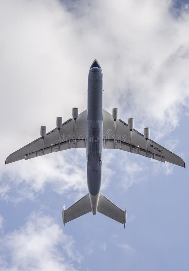 Воздушное судно Antonov An-225 Mriya принимает от airpor Gostomel стоковые изображения Воздушное судно Antonov An-225 Mriya принимает от airpor Gostomel стоковые изображения