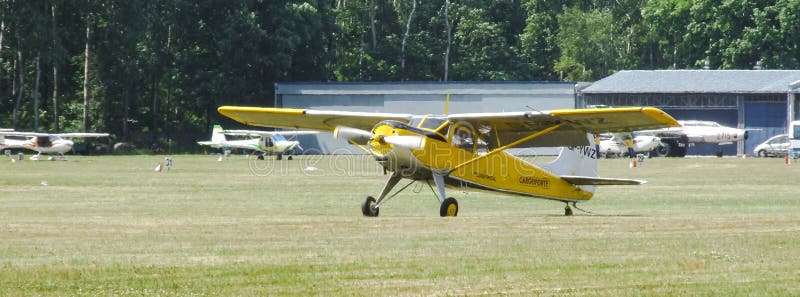 Воздушные судн высокого крыла Yakovlev Yak-12A старые на авиаполе Goraszka стоковое фото Воздушные судн высокого крыла Yakovlev Yak-12A старые на авиаполе Goraszka стоковое фото