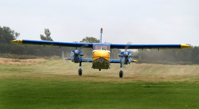Воздушные судн Дорнье Do-28 используемые для парашюта свободного падения резвятся стоковые изображения rf Воздушные судн Дорнье Do-28 используемые для парашюта свободного падения резвятся стоковые изображения rf